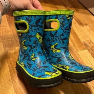 Bogs. Skipper rain boot. Blue Dino. Size 8.